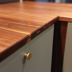 Detalje af snedkerkøkken med træbordplade og præcise samlinger udført af snedker i Odense, Svendborg og Nyborg