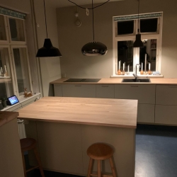 Snedkerkøkken med køkkenø og træbordplade udført af snedker i Odense, Svendborg og Nyborg