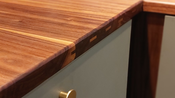 Detalje af snedkerkøkken med træbordplade og præcise samlinger udført af snedker i Odense, Svendborg og Nyborg