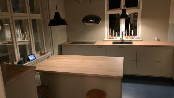 Snedkerkøkken med køkkenø og træbordplade udført af snedker i Odense, Svendborg og Nyborg