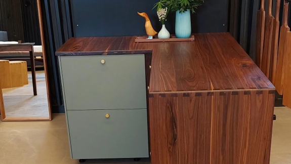 Snedkerkøkken i massivt træ med specialfremstillet skab udført af snedker i Odense, Svendborg og Nyborg