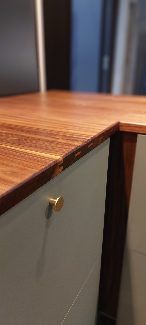 Detalje af snedkerkøkken med træbordplade og præcise samlinger udført af snedker i Odense, Svendborg og Nyborg