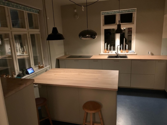 Snedkerkøkken med køkkenø og træbordplade udført af snedker i Odense, Svendborg og Nyborg