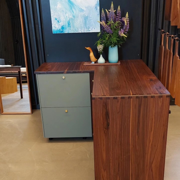 Snedkerkøkken i massivt træ med specialfremstillet skab udført af snedker i Odense, Svendborg og Nyborg